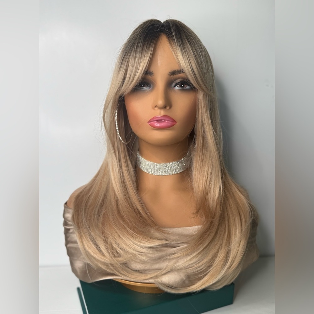 Beautiful Blonde Wig - Picture 5 of 11